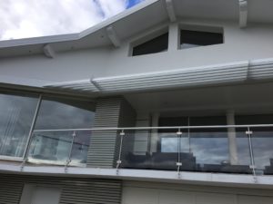 garde corps verre en extérieur sur pinces inox et main courante inox