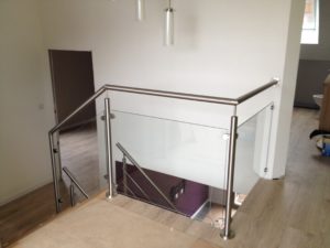 garde corps inox remplissage verre pour sécuriser un escalier et mezzanine