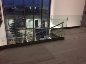 Escalier à limon central débillardé marches en marbre