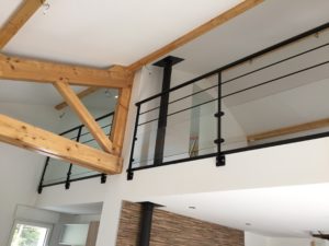 garde corps droit en mezzanine avec un soubassement en verre