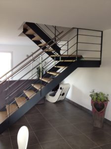 Escalier 2/4 tournant 2 limons avec un palier et un garde corps de chaque côté