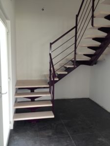 Escalier 2/4 tournant avec un garde corps acier à droite