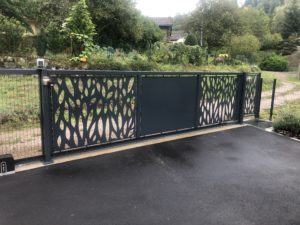 portail personnalisé avec des tôles ajourées