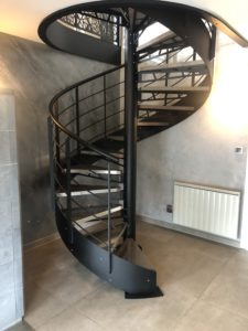 Escalier colimaçon avec un fût et un limon extérieur