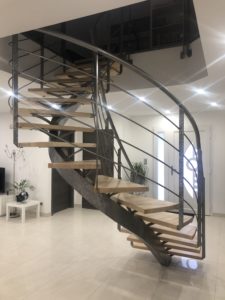 Escalier limon central débillardé marches bois