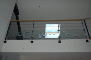 garde corps avec un soubassement en verre décoratif main courante en hêtre