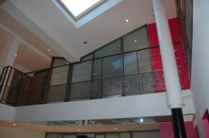 Garde corps sur passerelle avec un soubassement en tôle perforée finition acier poncé vernis