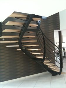 Escalier limon central débillardé