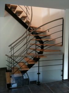 Escalier à limon central débillardé