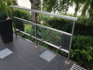 Garde corps extérieur main courante et poteau et lisse basse et haute inox