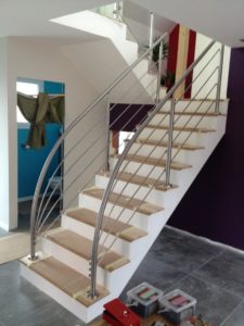 Garde corps avec départ arrondi sur escalier pierre