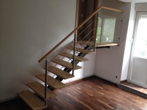 Escalier limon central droit