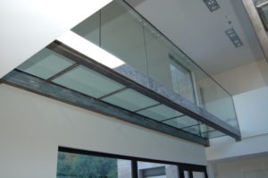 Passerelle et garde corps en verre avec un structure inox