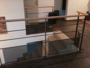 Garde corps droite main en courante hêtre et soubassement en tôle perforée